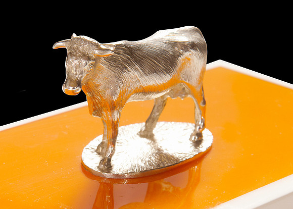 newspaper-butterdish-closeup